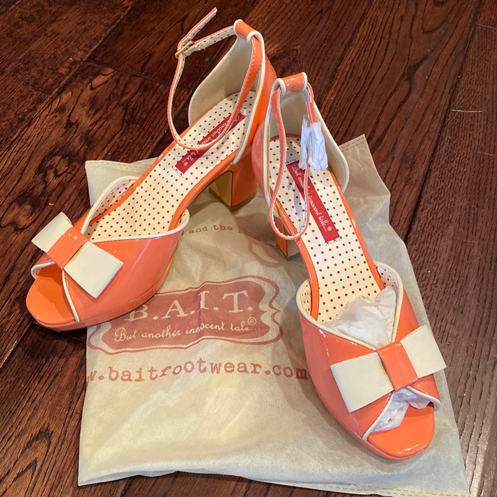 B.A.I.T. Peach BETTY bow retro heels Sz 9 HTF